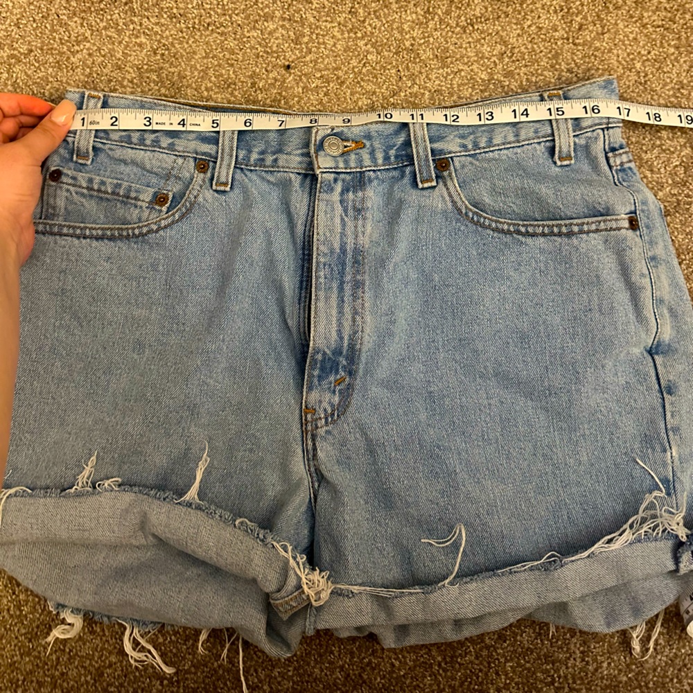 Levi 550 cut off shorts